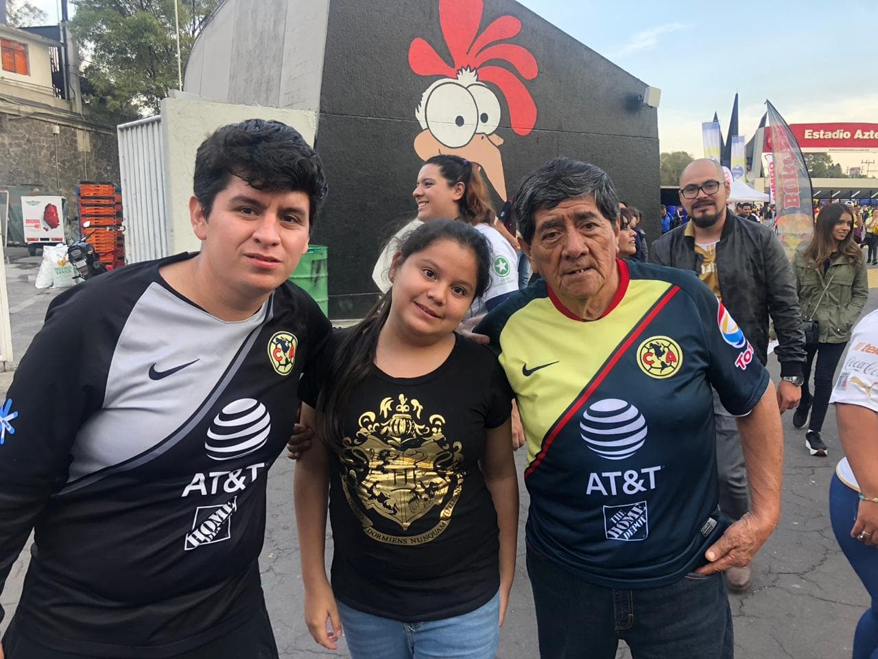 En las afueras del Estadio Azteca los fanáticos vivieron la antesala de la Semifinal entre América y Pumas.