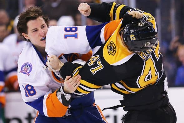 Boston, Massachusetts - 07 de febrero: Ryan Strome #18 de los New York Islanders y Torey Krug #47 de los Boston Bruins intercambian golpes durante el primer periodo en el TD Garden.
