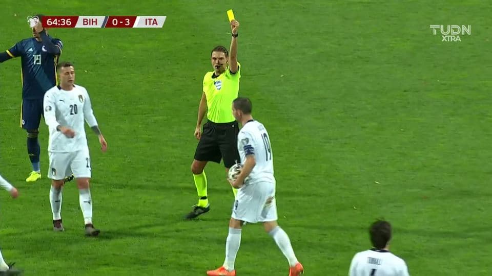 Tarjeta amarilla. El árbitro amonesta a Leonardo Bonucci de Italy