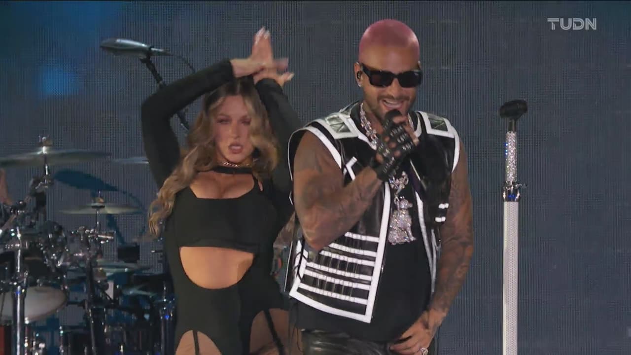 Maluma se encargó de inaugurar el Concierto de Campeones ante un lleno total en el KIA Forum de Inglewood, California. El colombiano deleitó a sus fans que corearon a todo pulmón sus éxitos.