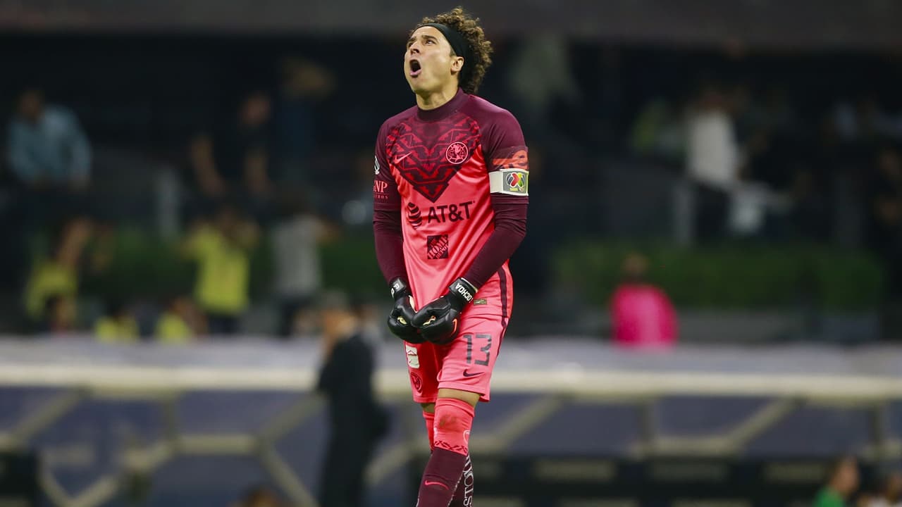 ¿A lo Rudo y Cursi? Piden a Ochoa tirarse a la derecha