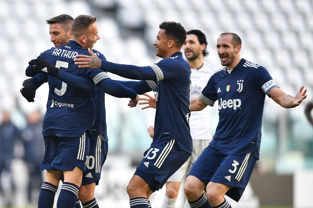 Juventus se impone a Bologna 2-0 este domingo. Los goles corrieron a cargo de Arthur Melo y Weston McKennie al minuto 71. Los de la Vecchia Signora, con este resultado, se acercan a la cima de la Serie A.