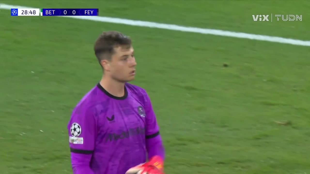¡LA DEJÓ IR EL BETIS! Error en salida del Feyenoord que ni Parrott ni Isco pueden aprovechar