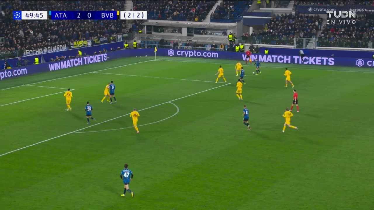 ¡TIRO ATAJADO! disparo por Mario Pasalic.