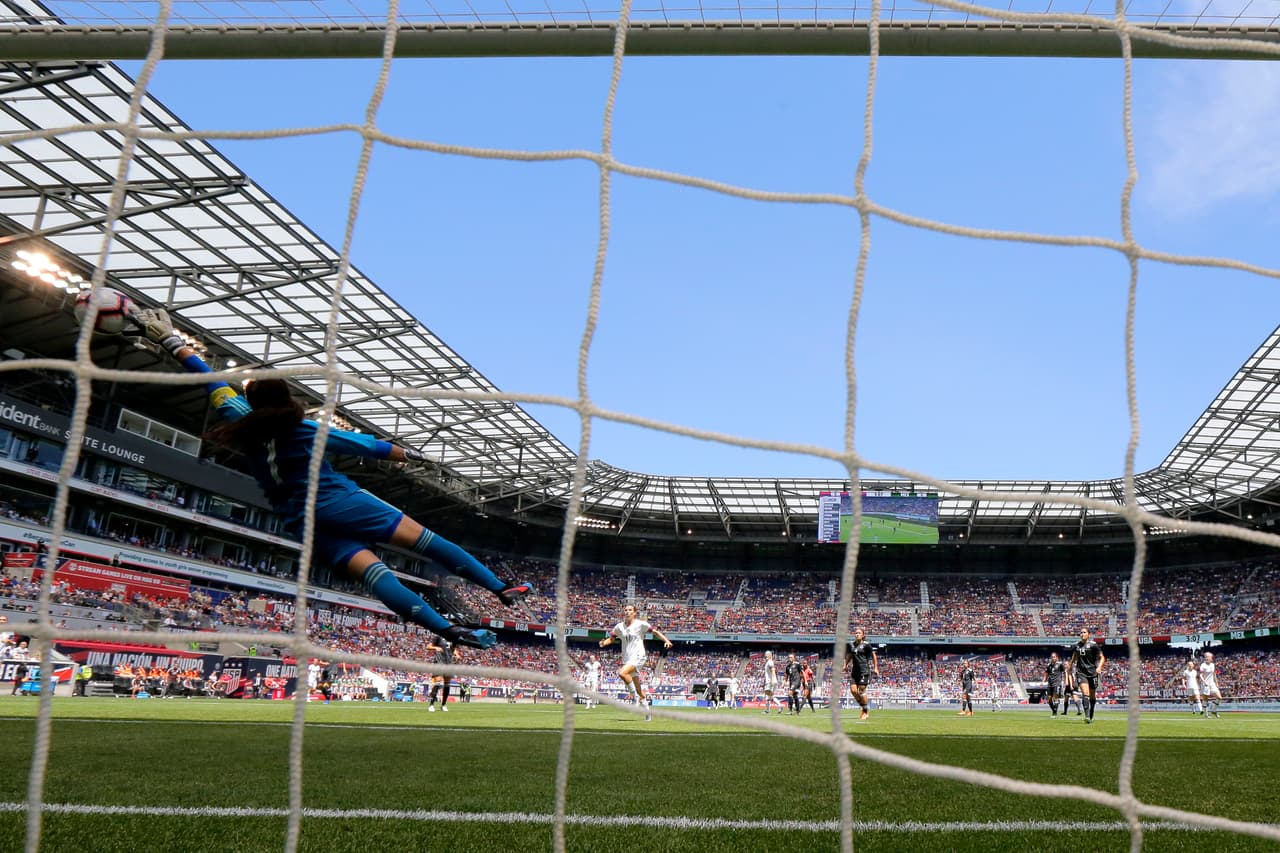 El Team USA femenino derrotó 3-0 a México en amistoso internacional en el Red Bull Arena de Nueva Jersey, en la que fue su sexta victoria consecutiva previo a su participación en el Mundial de Francia desde el 11 de junio.