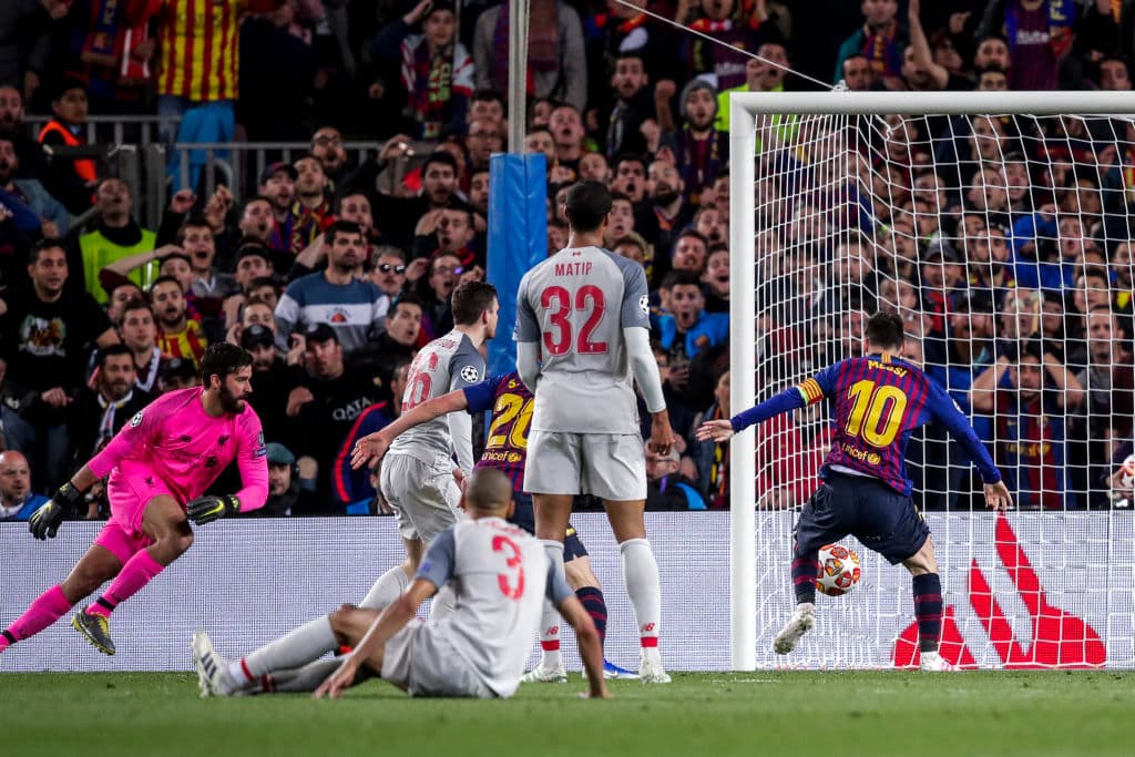 La Semifinal ante el Barcelona no arrancó bien para los 'Reds' con una caída 3-0 en el Camp Nou, incluyendo dos goles de Leo Messi (derecha).
