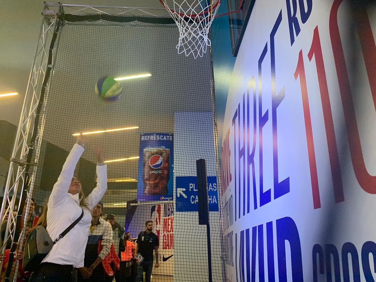 Con diversas actividades dentro de la Arena México, la afición ya calienta para el juego entre Pistons y Mavericks.