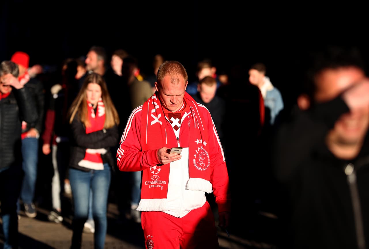 Aunque en prinicipio la previa del juego entre Ajax y Juventus por la Champions League se vivía en tranquilidad e ilusión, en los alrededores del Johan Cruyff Stadium la Policía local tuvo que intervenir para evitar que los incidentes con los aficionados italianos y holandeses pasara a mayores.