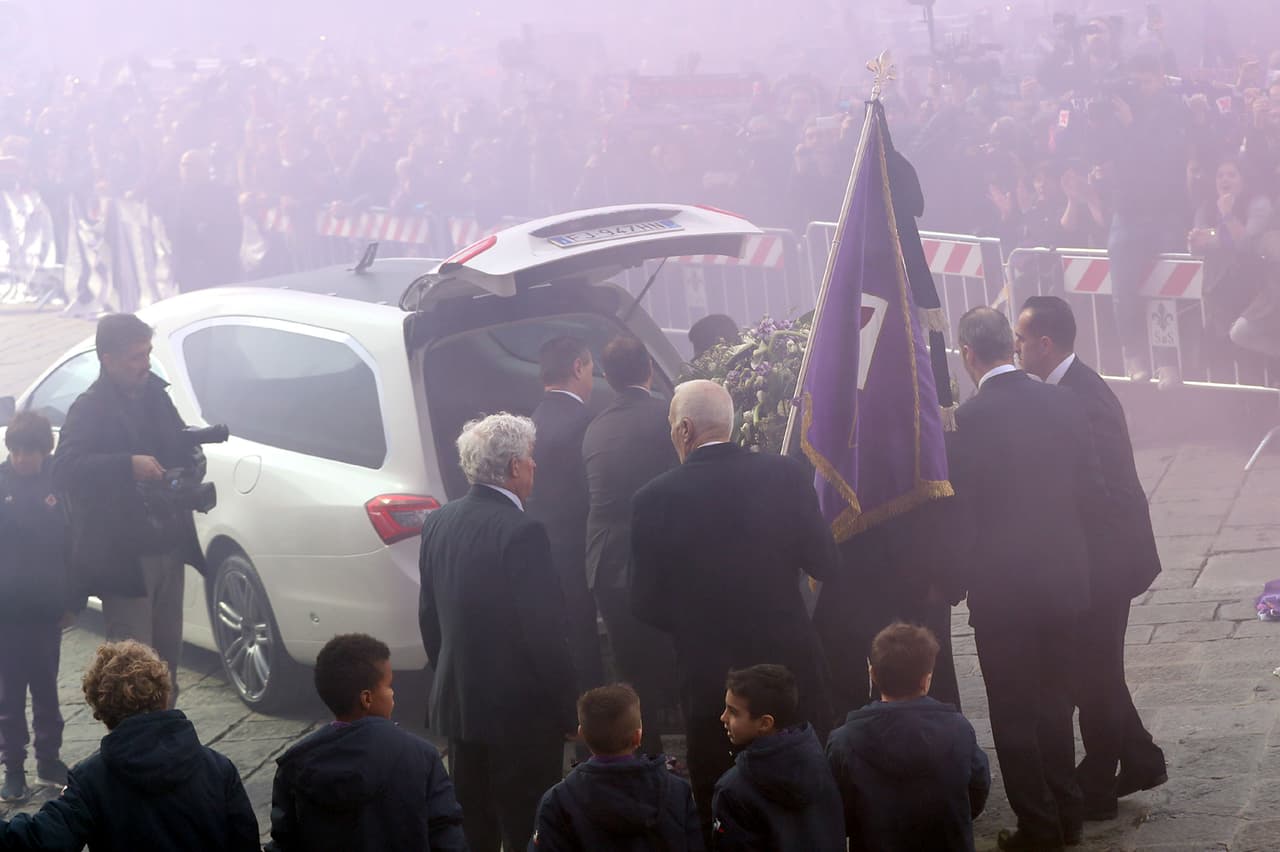 Este jueves, en Florencia (Italia), se llevó a cabo el funeral del futbolista italiano Davide Astori, quien falleció el pasado fin de semana en la concentración de la Fiorentina. La Piazza della Croce se colmó con cerca de 7,000 aficionados que despidieron a su capitán.