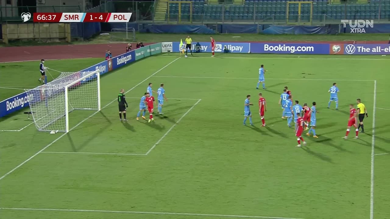 ¡GOL!  anota para Polonia. Adam Buksa