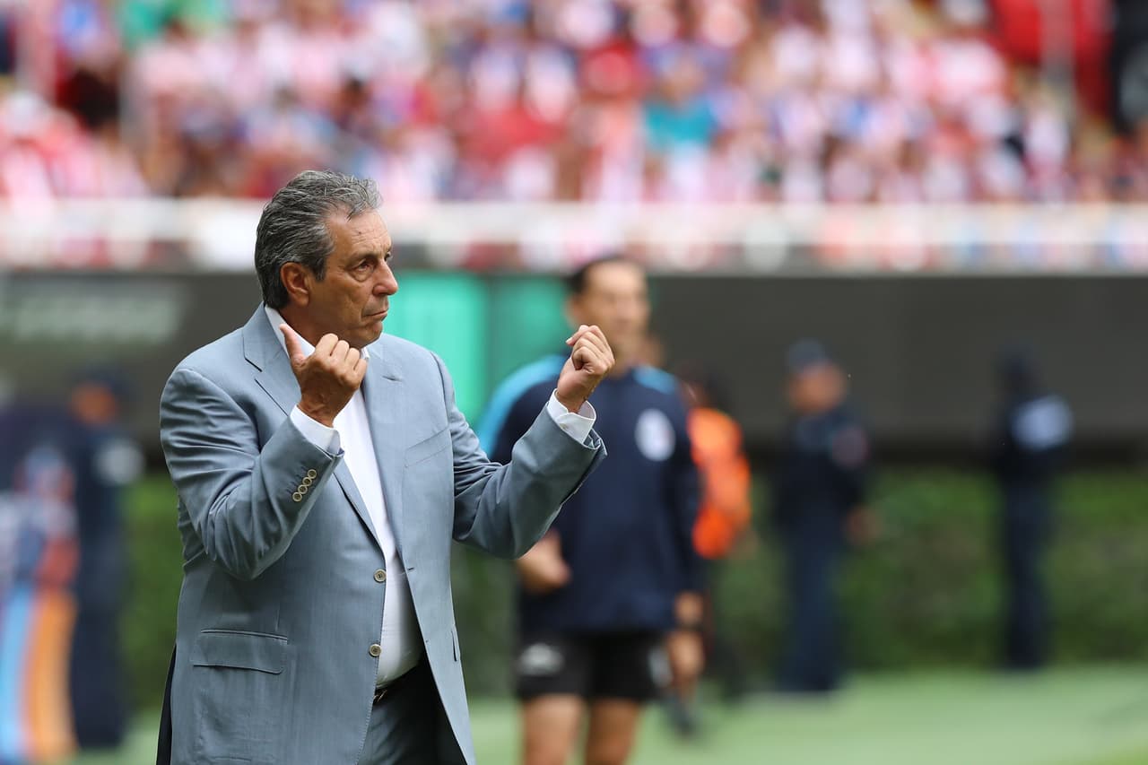 Desde que el estratega mexicano llegó al banquillo rojiblanco, en Liga, ha perdido en seis de los nueve juegos dirigidos.