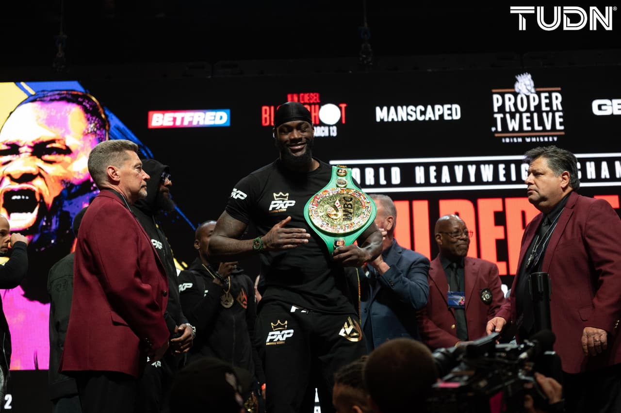 Tyson Fury (273 libras) y Deontay Wilder (231) protagonizaron un pesaje inusual al no poder realizar el tradicional cara a cara.