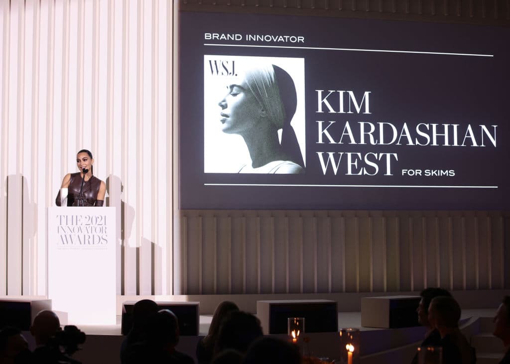 Después de 15 años en el ojo público, Kardashian West ha convertido su empresa de ropa Skims, en una marca global valorada en más de mil millones de dólares.