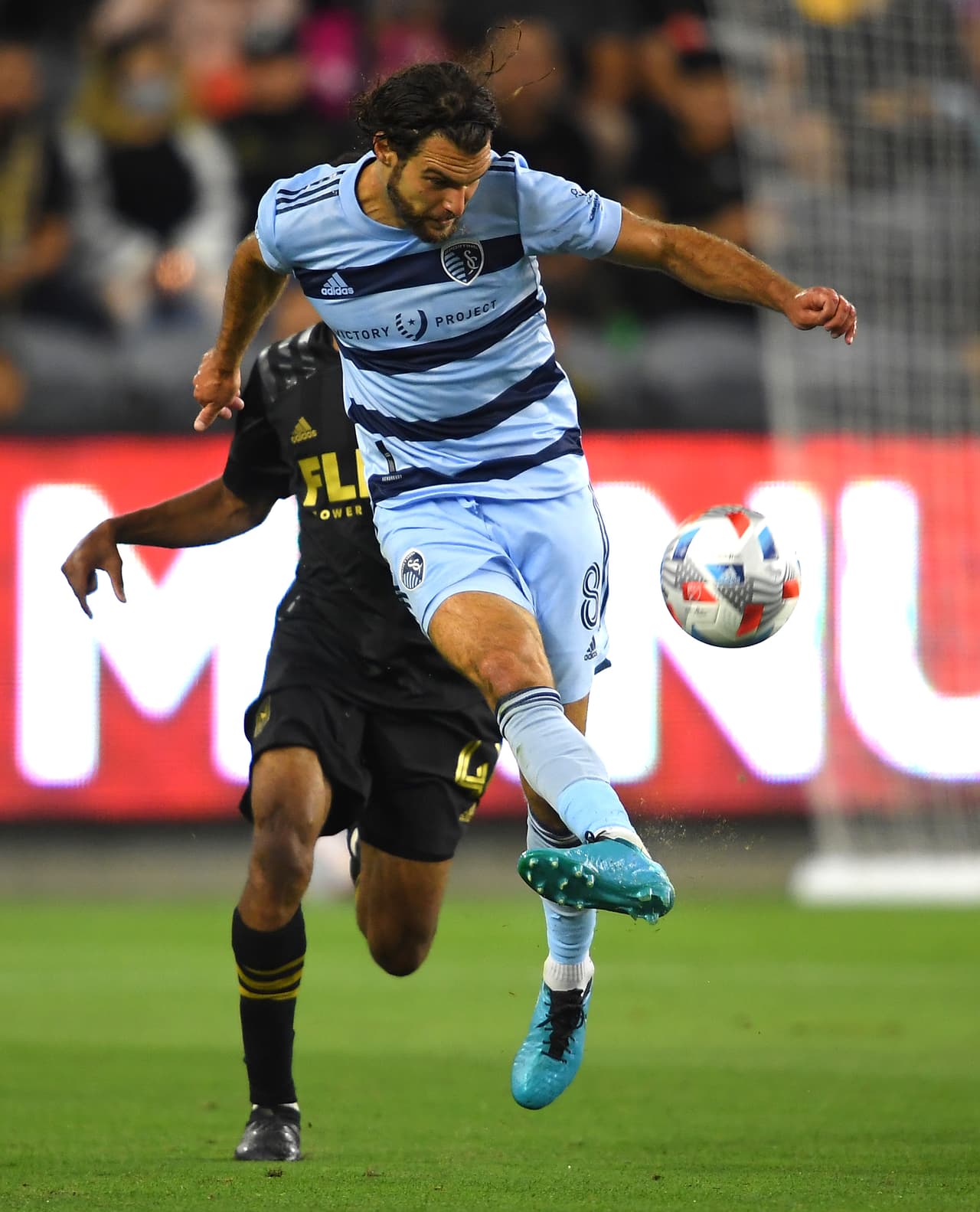 El veterano Graham Zusi tejió desde el fondo la victoria a domicilio de Sporting Kansas City sobre LAFC, por 4-1.
<br>