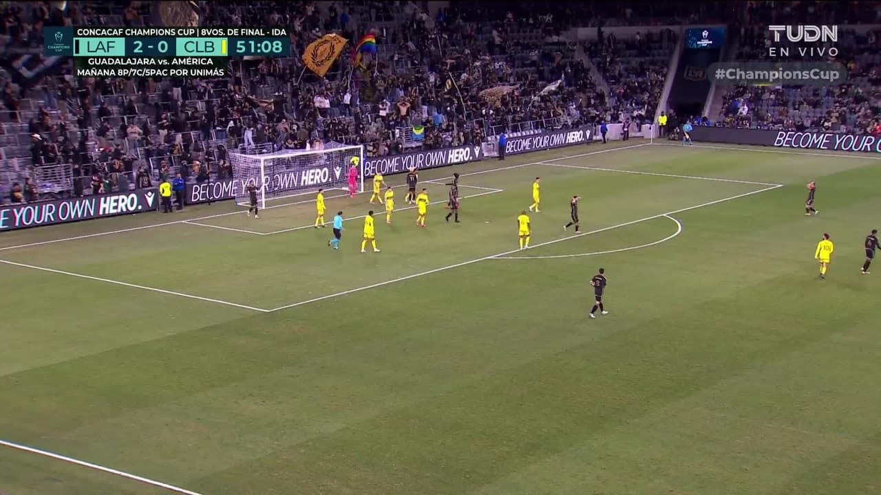 ¡TIRO ATAJADO! disparo por Dénis Bouanga.