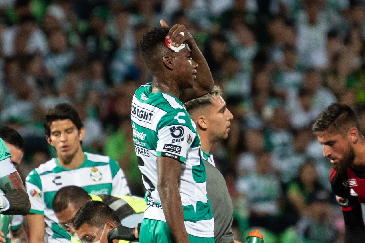 ¡Brutal choque! Torres y Doria chocaron con la cabeza.