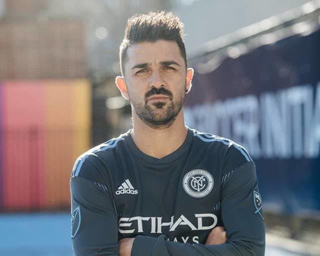 New York City FC es parte de 'la Jungla de Cemento' que es la ciudad de Nueva York. El capitán David Villa muestra con orgullo la nueva casaca suplente de NYCFC, en la que predomina el color gris. (Crédito: New York City FC)