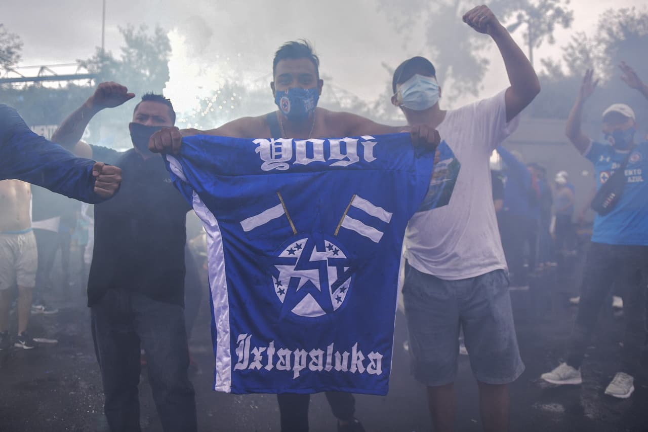 Algunos aficionados de la Máquina del Cruz Azul hicieron un pequeño viaje desde ecatepec para apoyar a sus futbolistas minutos antes de que inicie el clásico joven.