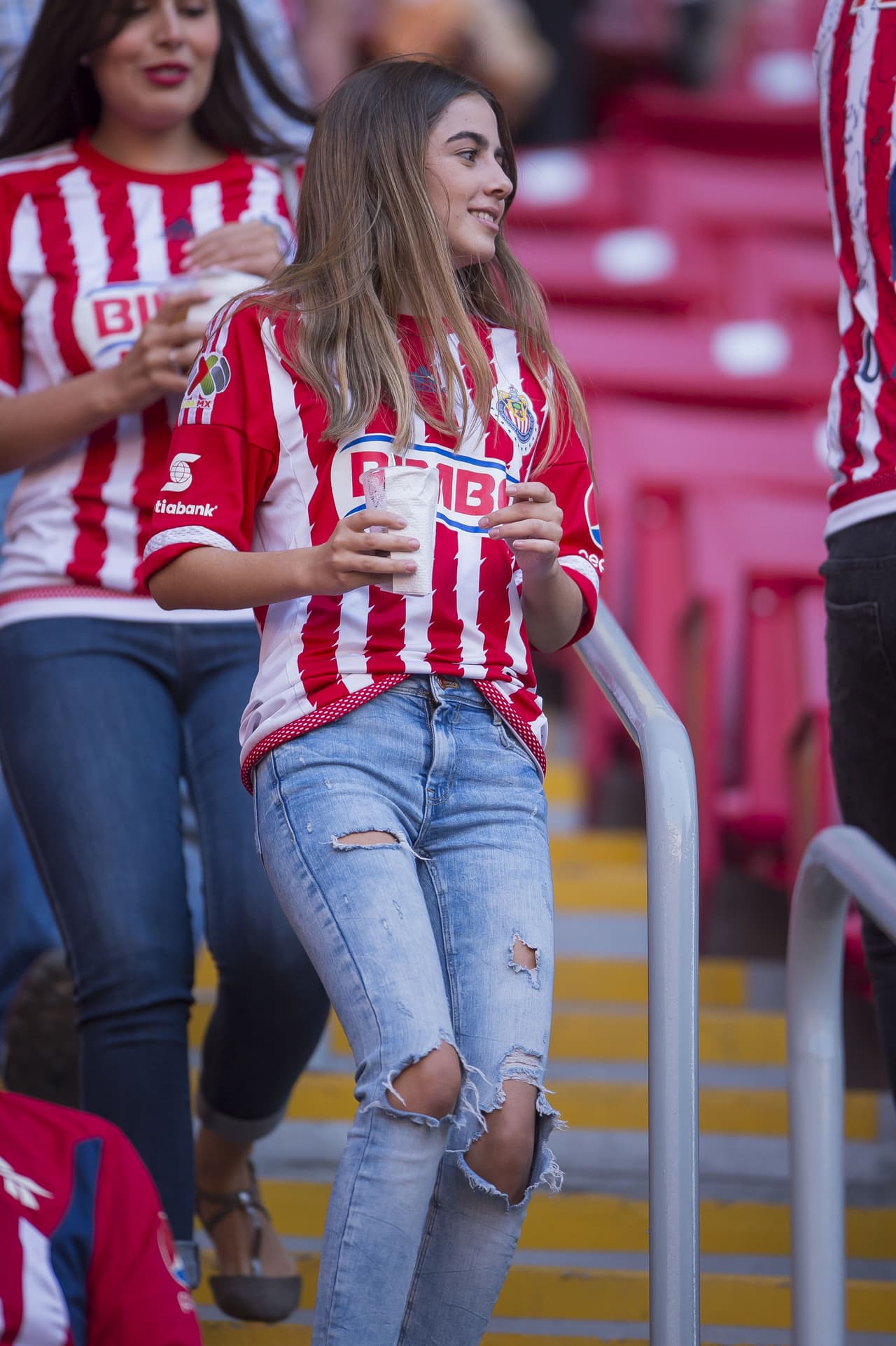 En los alrededores el estadio Akron la alegría y emoción la pusieron los aficionados de las Chivas que entusiasmados por un nuevo título de su equipo llegaron en gran número para ver la final de la Concacaf Liga de Campeones ante Torotno F.C.