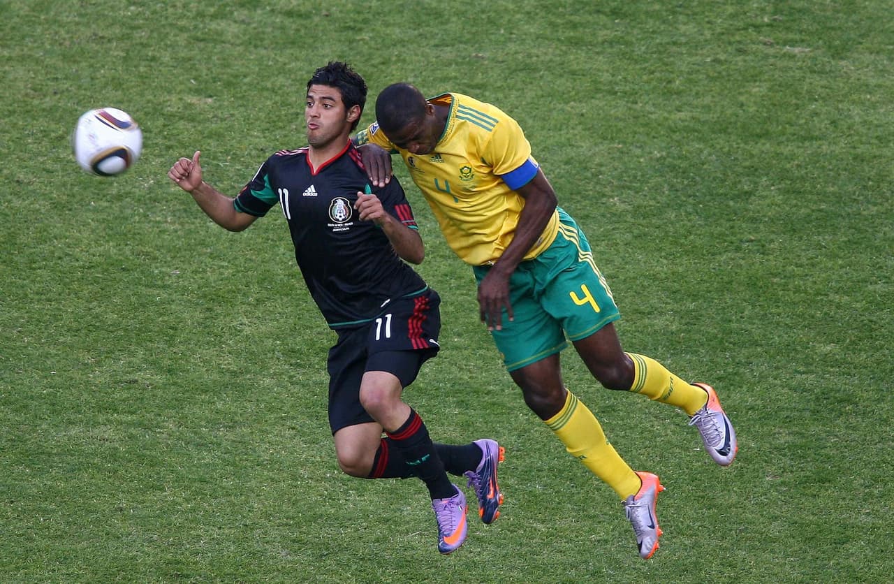 Después de estar envuelto en polémicas de indisciplina, el que entonces fuera el mejor atacante mexicano, decidió no participar en los JJOO de 2012, la Confederaciones de 2013 y el Mundial de 2014.