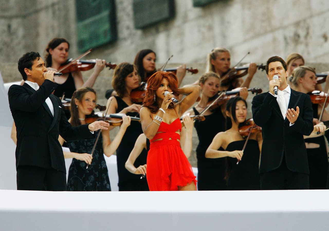 El cuarteto de Il Divo y Tony Braxton fueron los encargados de darle vida a 'The time of our lives' en Alemania 2006.