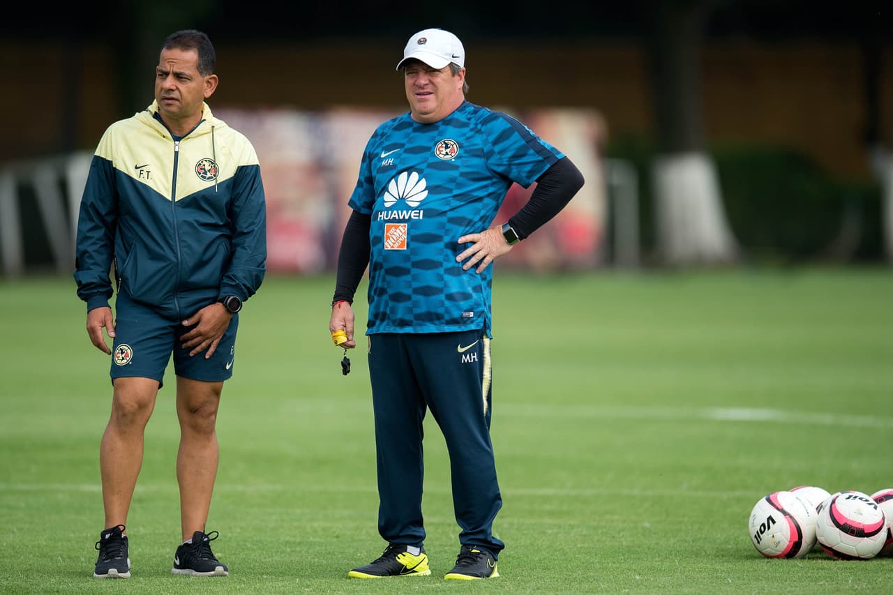 Bajo la mirada atenta de Miguel Herrera, América vive con optimismo los entrenamientos previos a su duelo contra Chivas.