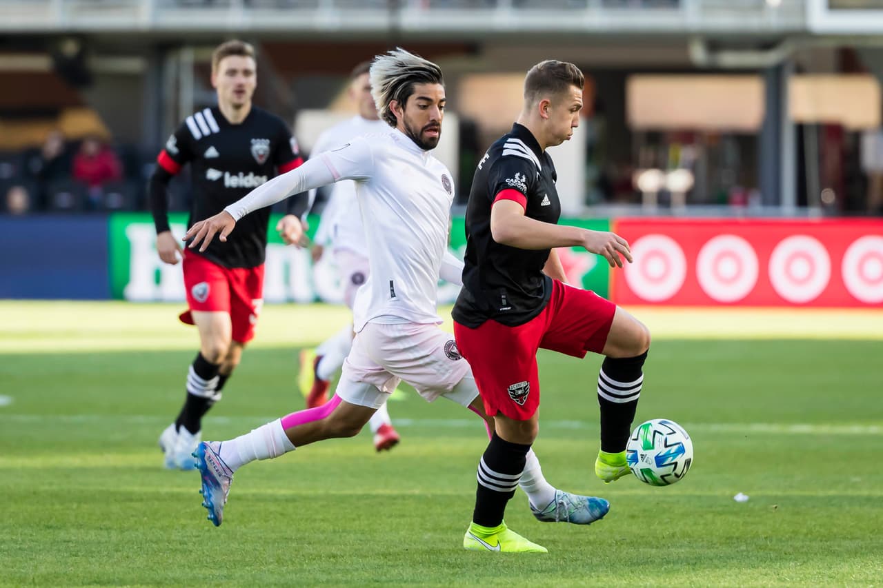 También se pone a la defensiva. Pizarro baja a echar una mano y aprieta a Russell Canouse para forzar a que el jugador rompa la línea.