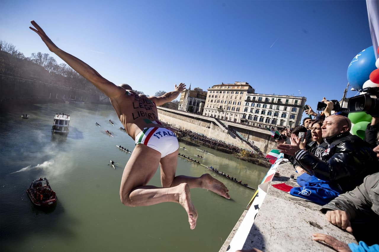 El italiano Simone Carabella saltó desde el Puente Cavour sobre el río Tiber en Roma para celebrar el Año Nuevo.