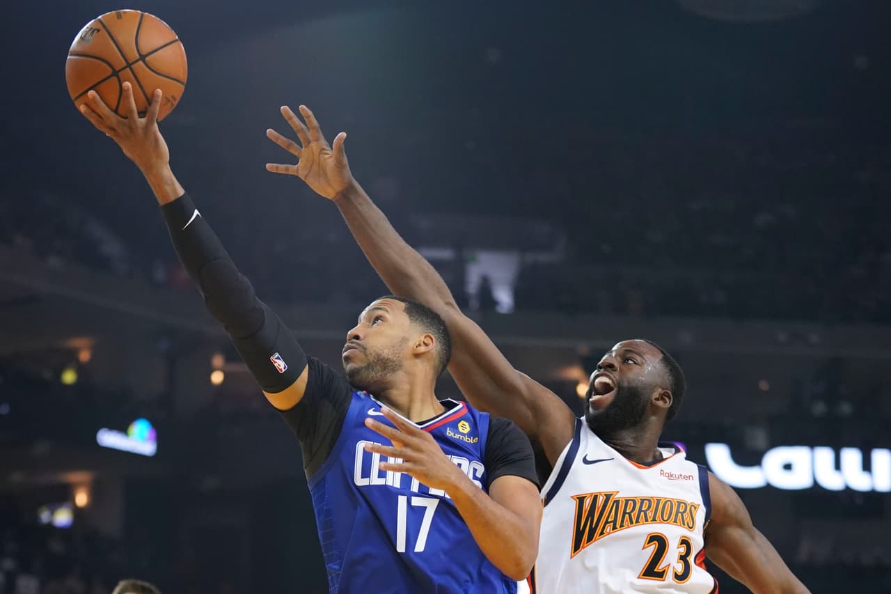 Los Warriors, usando este uniforme retro, de la época del nuevo milenio, derotaron a los LA Clippers por 131-104 y además de sellar la siembra como los número 1 del Oeste, disputaron el último partido de temporada regular en la que fue su casa por casi cinco décadas.