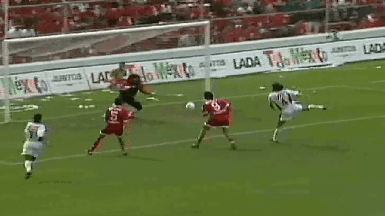 Para la parte complementaria, el artillero guaraní se hizo presente nuevamente al 76’ con un testarazo potente