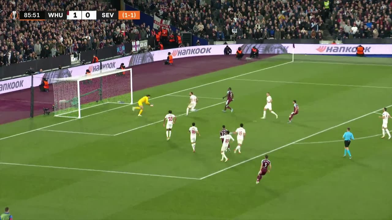 ¡TIRO ATAJADO! disparo por Saïd Benrahma.