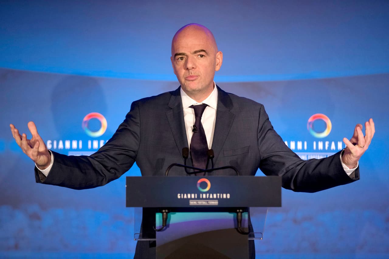 El candidato a la presidencia de la FIFA Gianni Infantino ofrece una conferencia de prensa en Wembley el 1ro de febrero del 2016. Infantino dice que espera contar con la mayoría del voto africano, que podría ser clave en la elección. (AP Photo/Matt Dunham, file)