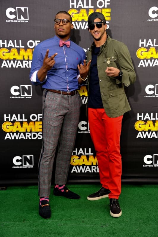 Junto a Colin Kaepernick de los 49ers durante un evento en Santa Monica, California.