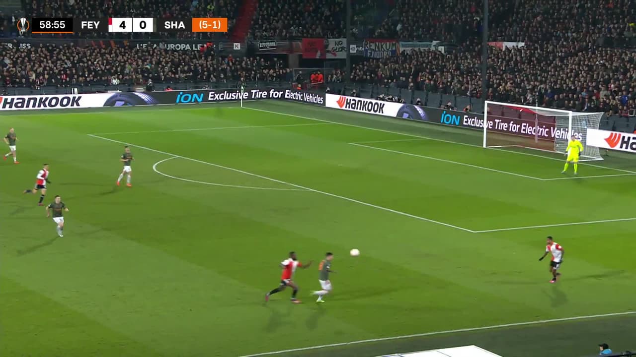 ¡GOL!  anota para Feyenoord. Oussama Idrissi