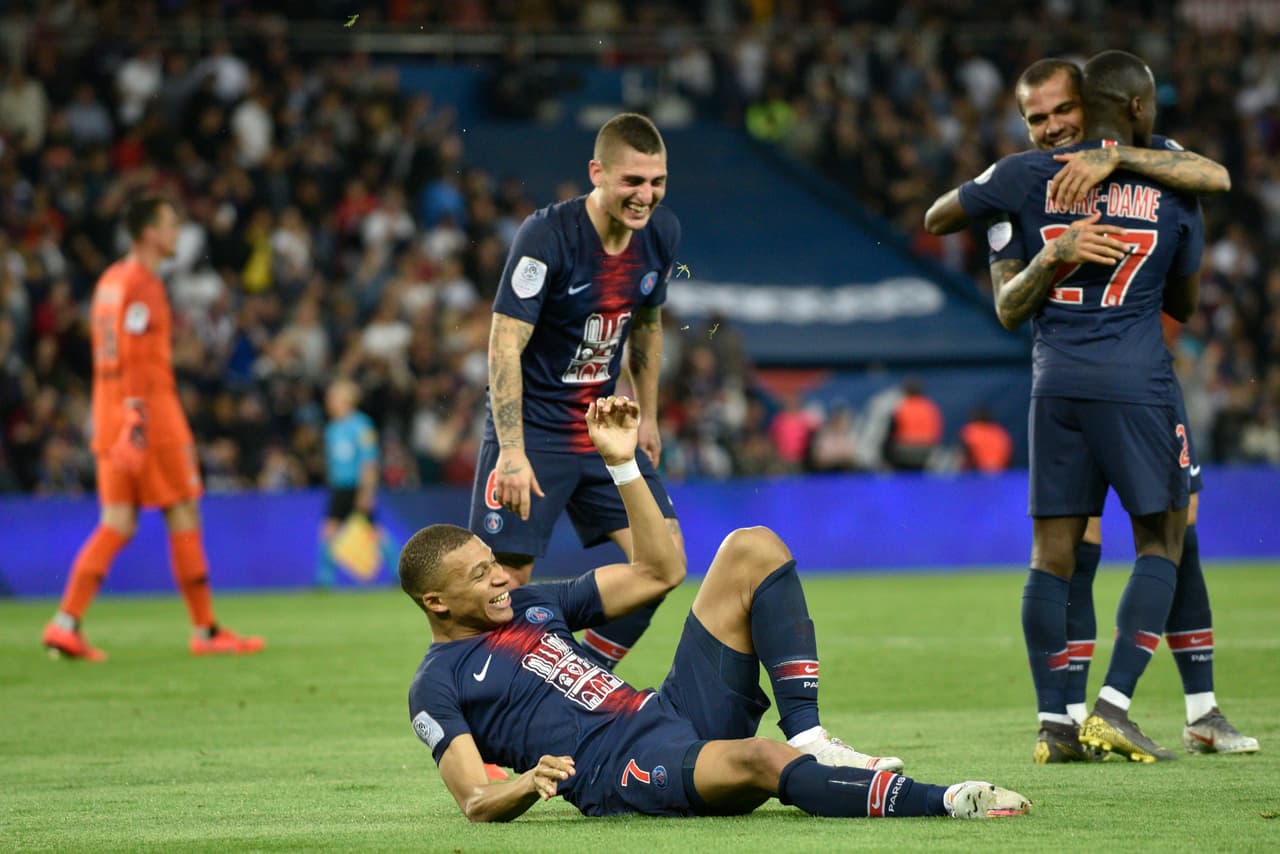 De otra manera se tomó su tercer gol de la noche Kylian Mbappé, celebrando el título del PSG al minuto 55'.