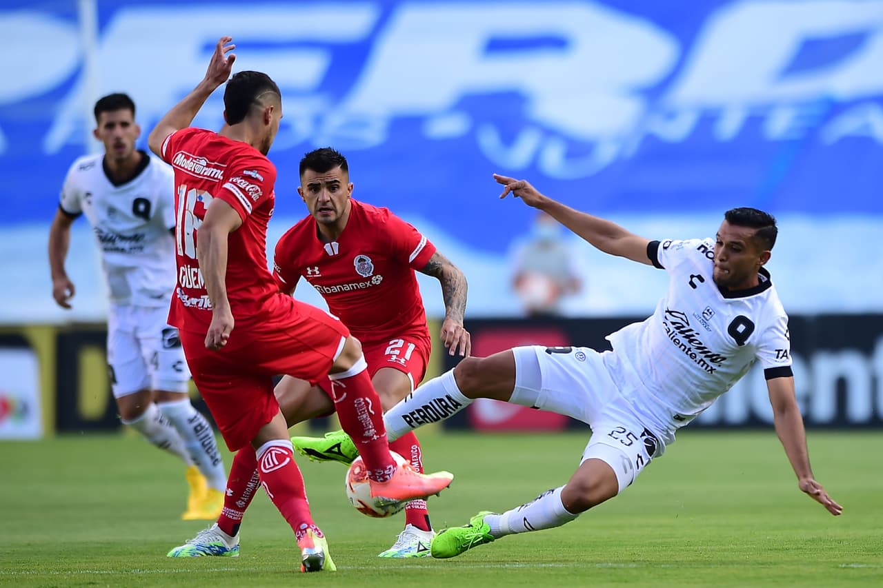 Afición de Toluca cuelga mantas para que Francisco Suinaga renuncie