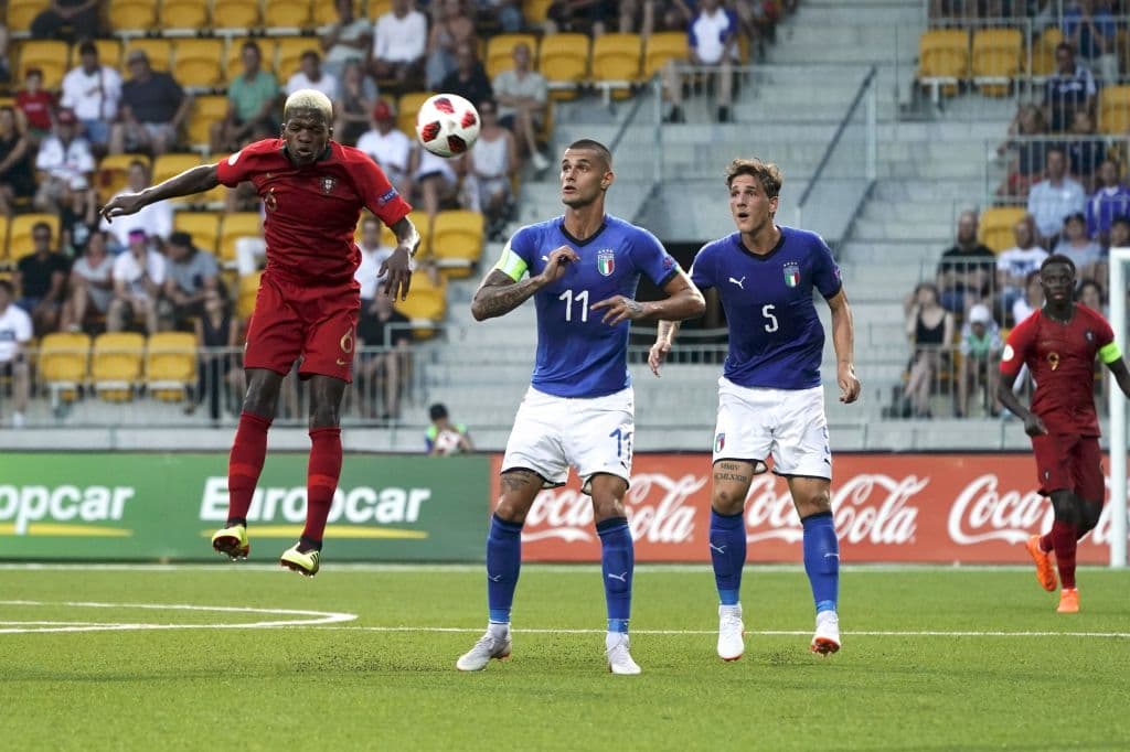 El portugués José Gomes ganando en el juego aéreo ante la marca de los italianos.
