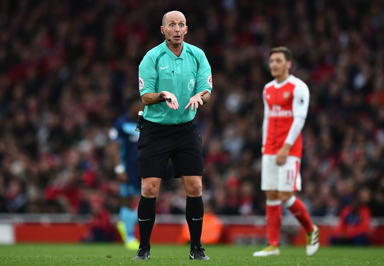Muchas veces ha sido captado dándole instrucciones a los futbolistas sobre cómo controlar un balón o patear.