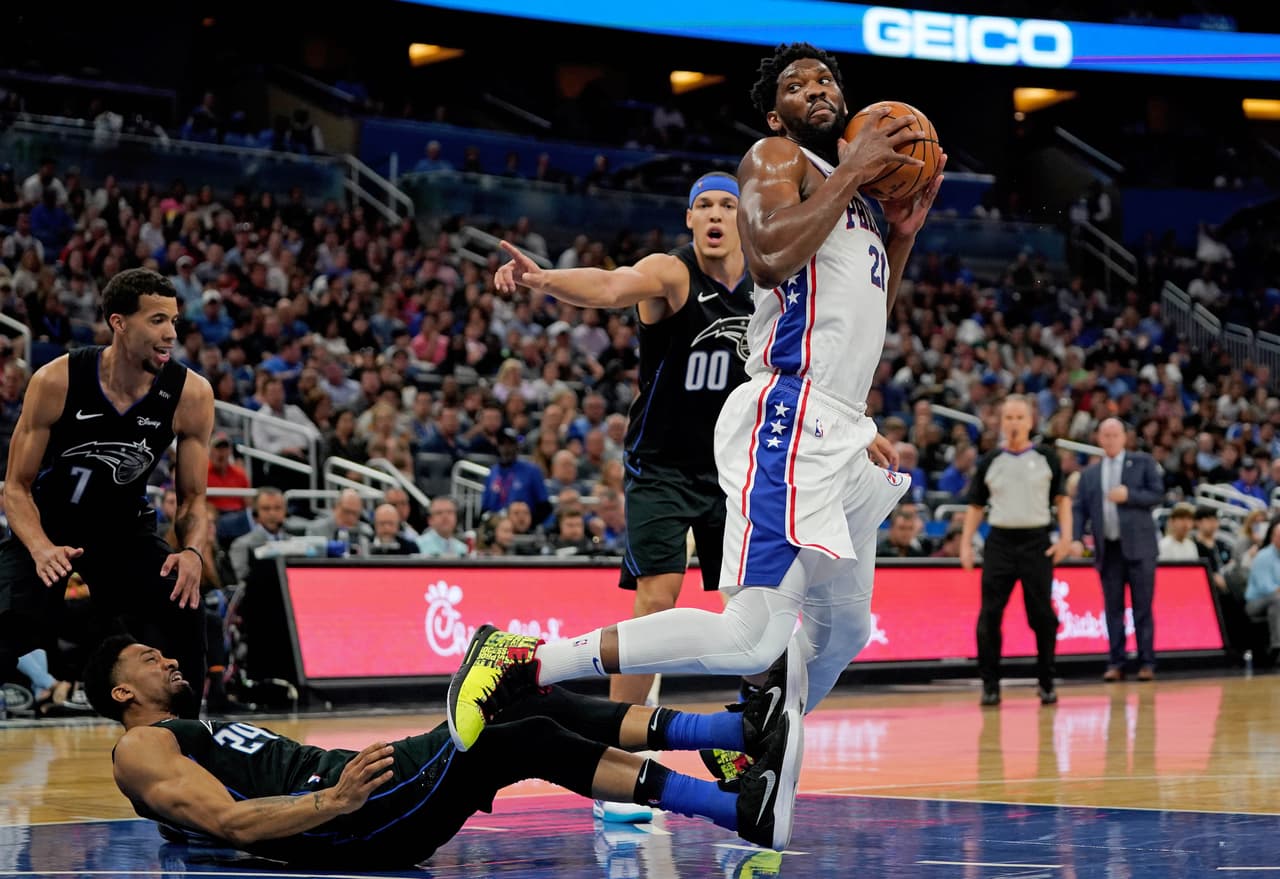 <b>PHILADELPHIA 98-119 ORLANDO</b>. El Magic (36-38) está jugando su mejor básquetbol de la temporada en el cierre al sumar su quinto triunfo seguido y la victoria ante los Sixers (47-27) así lo confirma.