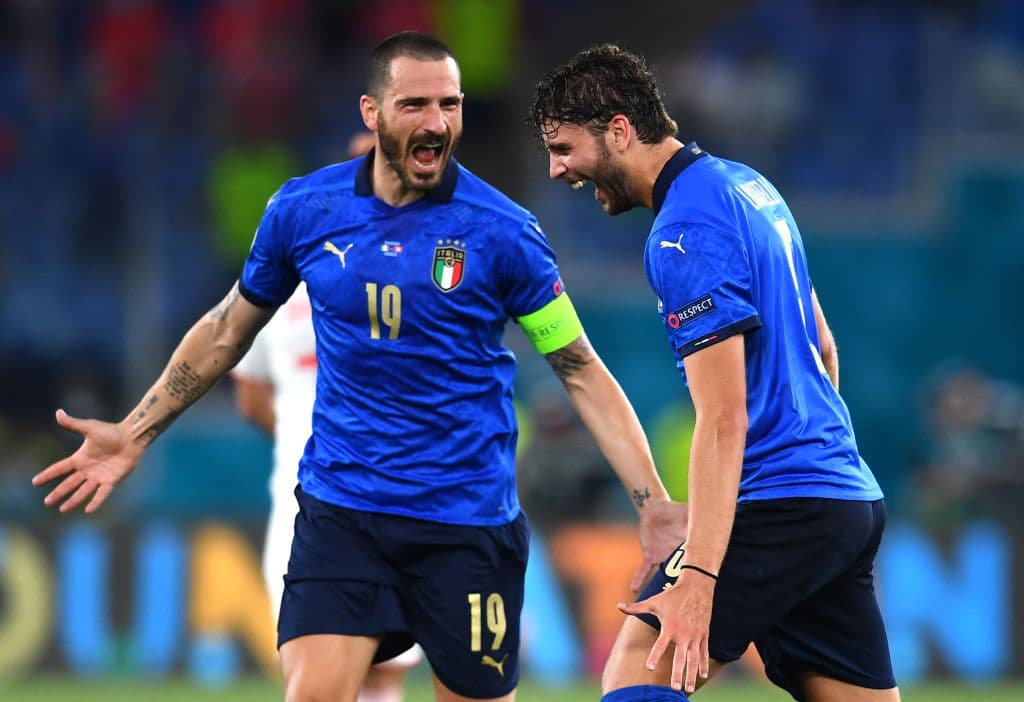 Italia golea a Suiza 3-0 y asegura ya su pase a octavos de final de la Euro 2020. Locatelli propinó un doblete, mientras que Immobile aportó un gol para su victoria. La escuadra 'Azurra' no ha recibido goles desde el 14 de octubre del 2020.