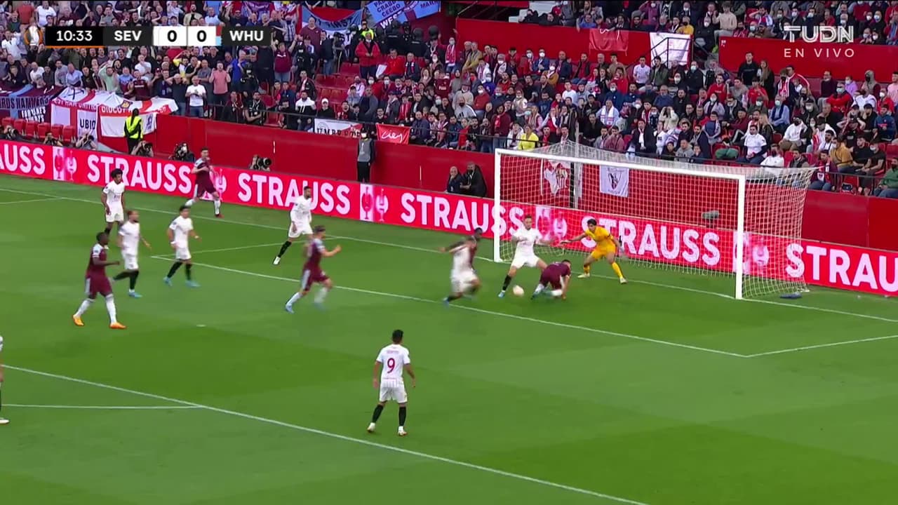 ¡TIRO ATAJADO! disparo por Nikola Vlasic.