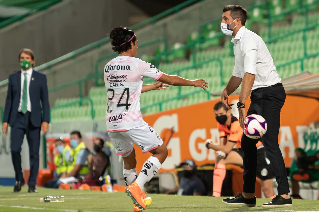 Los jugadores de Santos están desesperados buscando el gol que los adelante en el marcador.