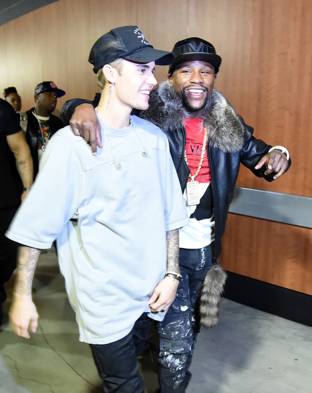 Justin Bieber es una figura pública reconocida por su cercanía al deporte y tiene de hecho mucha cercanía con Floyd Mayweather Jr. y con demás personas reconocidas a nivel competitivo.