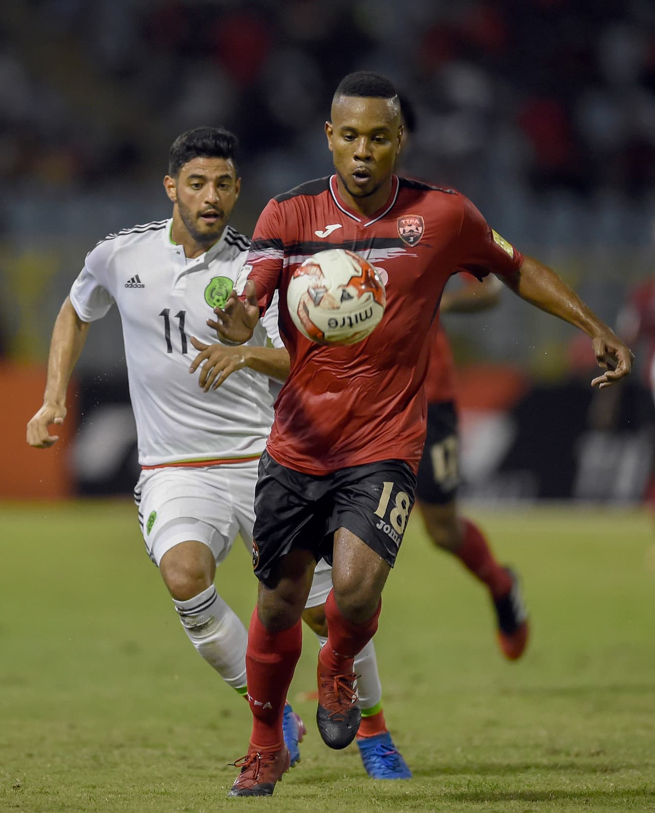 Carlos Vela ingresó al minuto 57 y tuvo muy poca participación en el juego. Calificación: 5