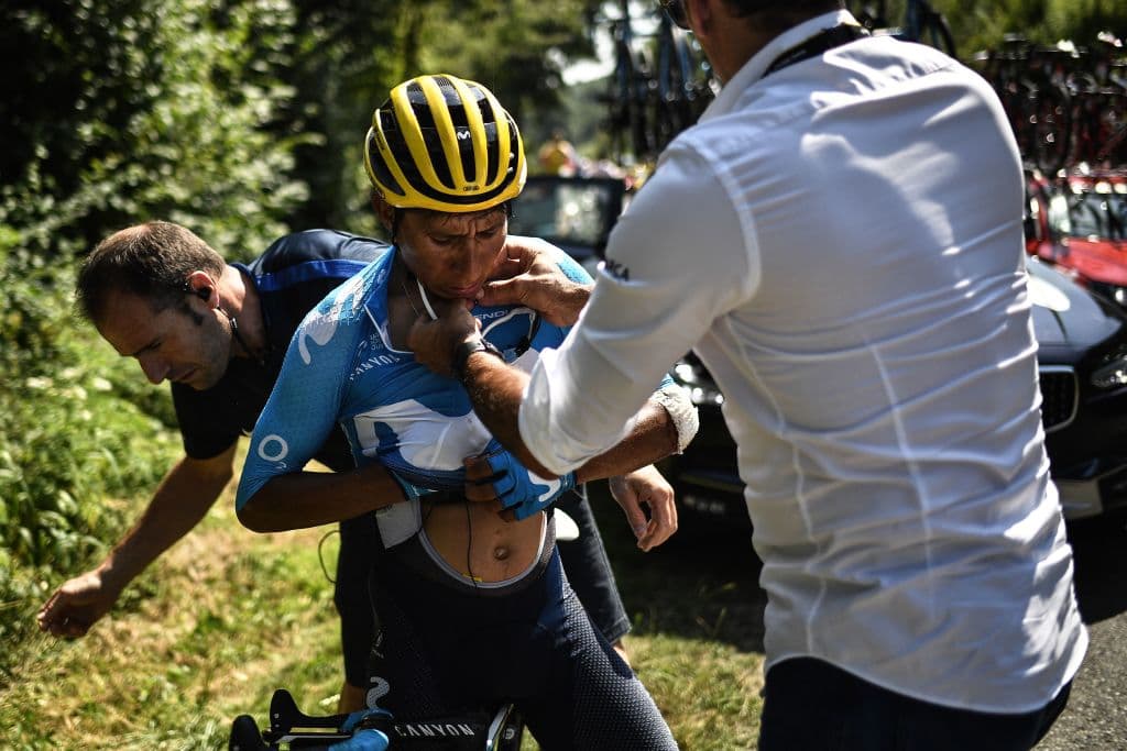 Quintana sufrió una caída en el kilómetro 65 de la etapa 18 del Tour y tiene diversas heridas y golpes en varias zonas del cuerpo, "sin complicación ósea", según Jesús Hoyos, médico del Movistar.