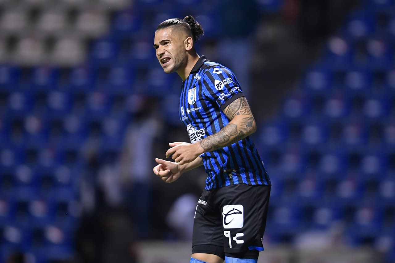 Querétaro luició mejor en el primer tiempo y a la media hora de juego, Jonathan Dos Santos se perdió el 0-1 tras un rebote de Antony Silva al centro del área.