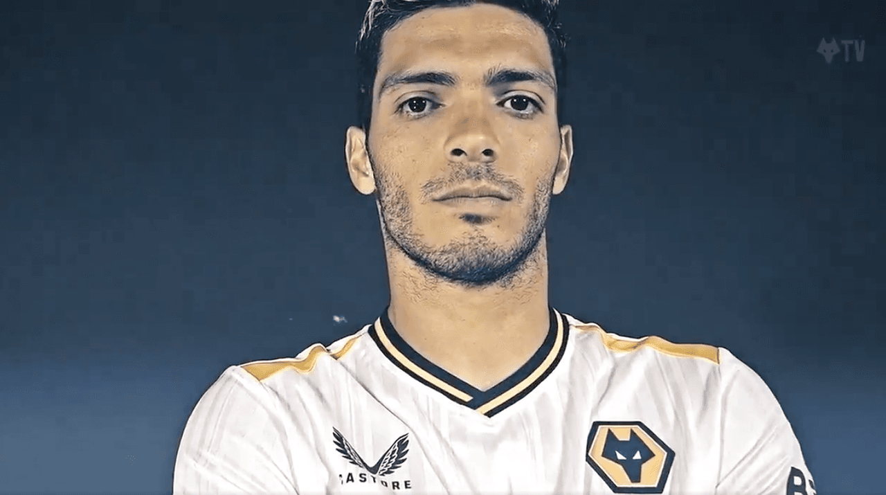 A lo Real Madrid: Raúl Jiménez presenta playera blanca de los Wolves