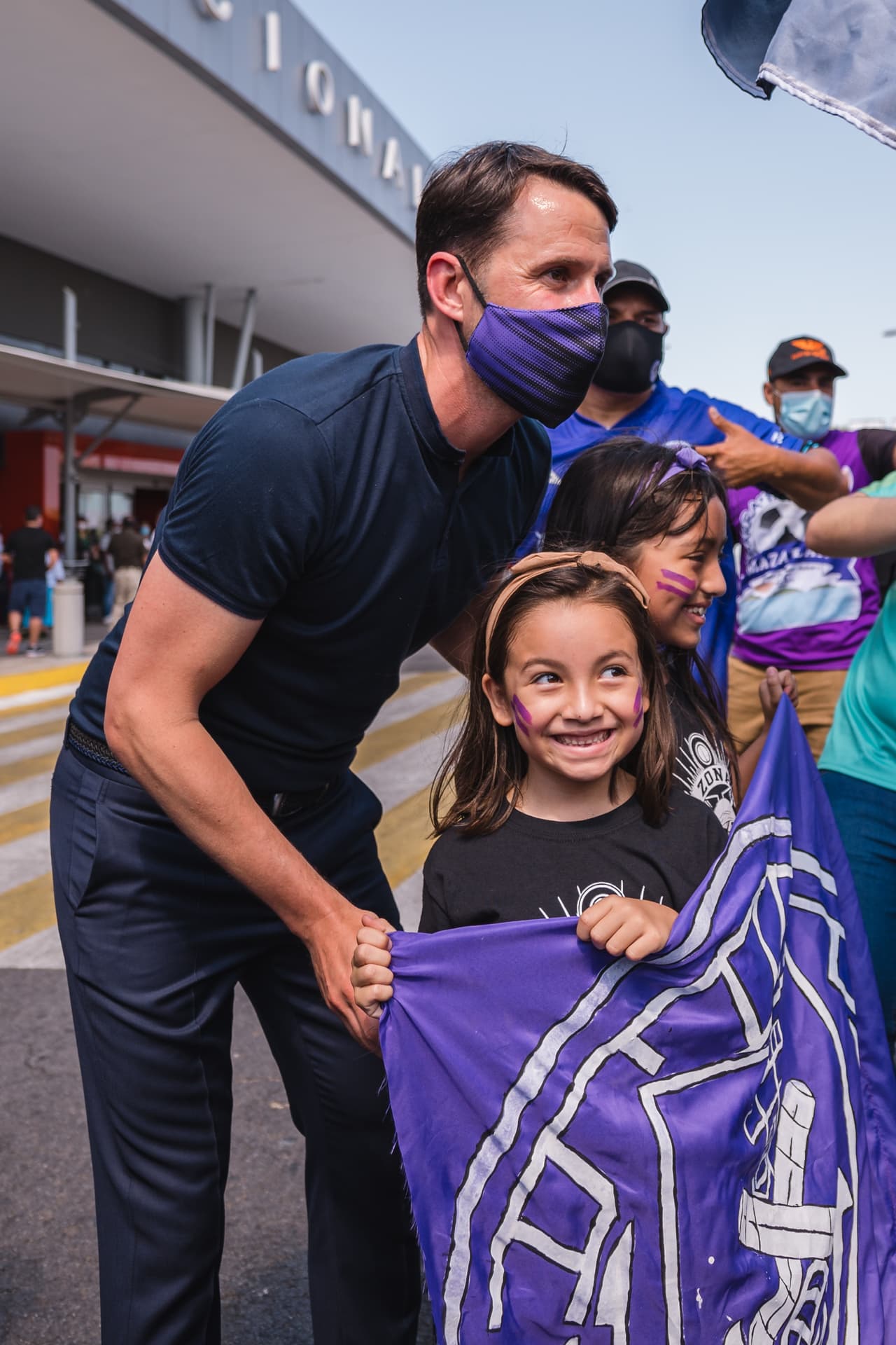 La afición de Mazatlán le da una cálida bienvenida a el nuevo entrenador de sus filas, Beñat San José.