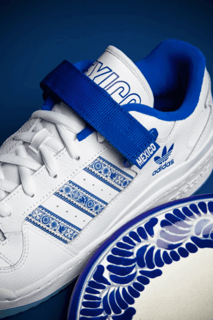 “… (los tenis) elevan el orgullo mexicano y reafirmando así su identidad en cada paso que den en los pequeños y grandes rincones urbanos de la ciudad”, detalla.