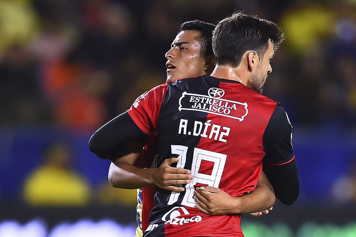 Pero los goles de Alex Díaz (de espaldas) al 73' y de Jesús Gómez al 80' le dieron el 2-2 definitivo a los Zorros.